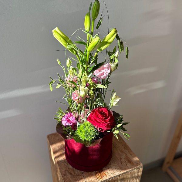 Kærlighedens Tårn – Elegant Høj Plante i Rød Flowerbox
