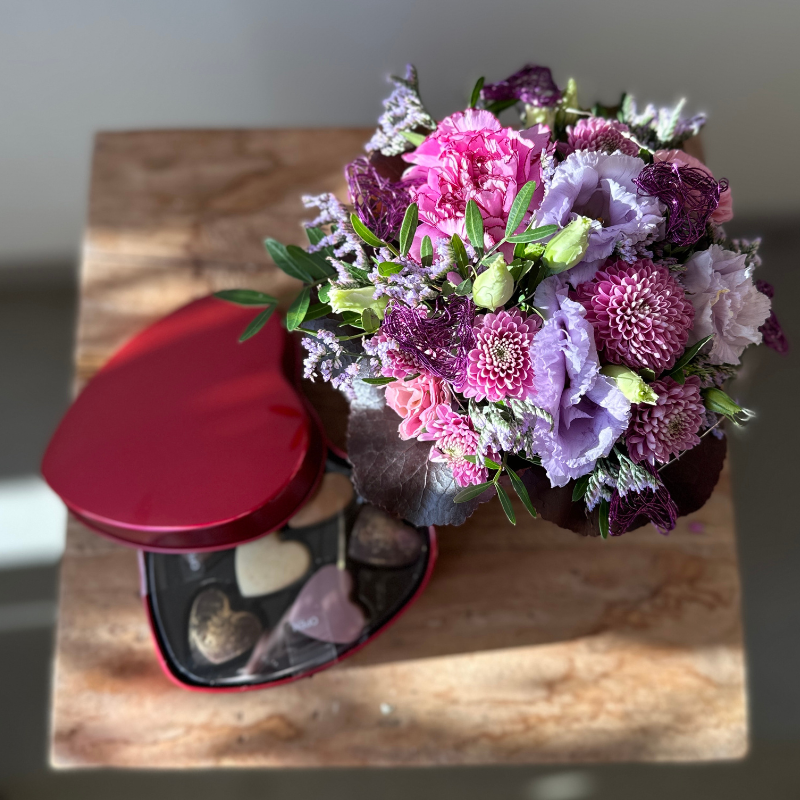 Smuk Kærlighed – Blomster & Chokolade i Perfekt Harmoni