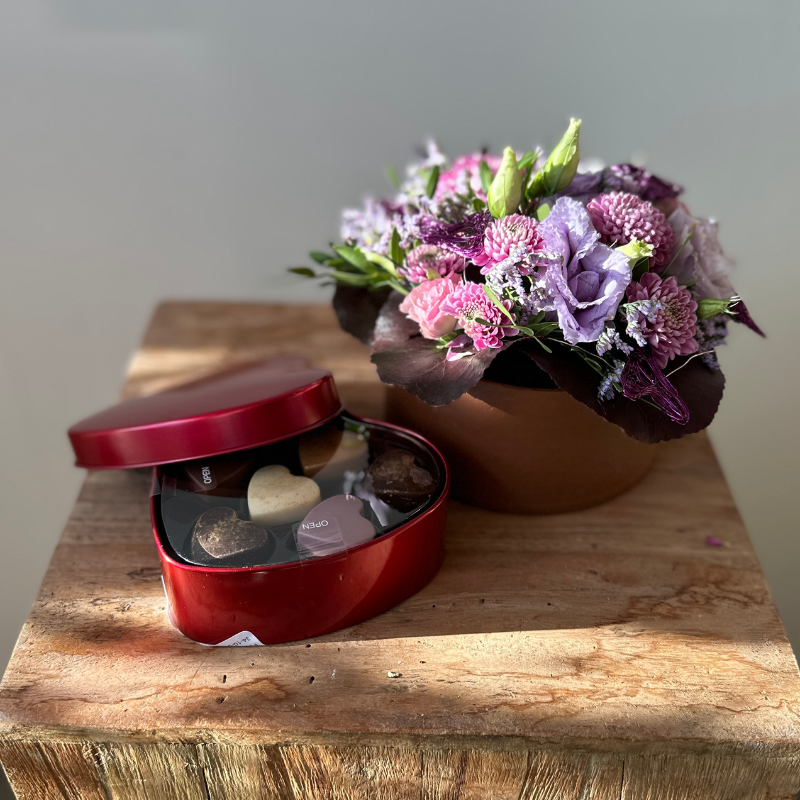 Smuk Kærlighed – Blomster & Chokolade i Perfekt Harmoni
