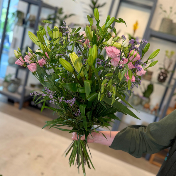 Mors Dags Buket med Liljer og Lisianthus