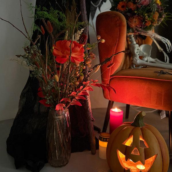 "Flammernes Favntag" – Halloweenbuket med tørrede blomster i orange og blodrød