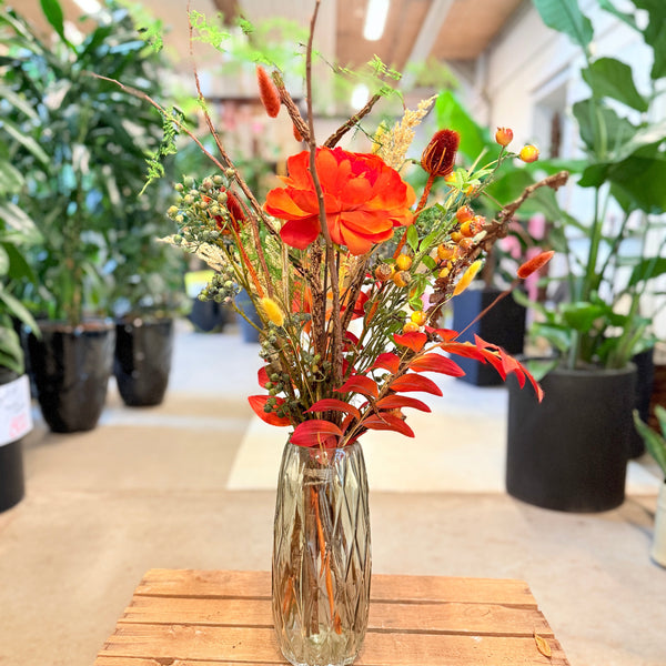"Flammernes Favntag" – Halloweenbuket med tørrede blomster i orange og blodrød