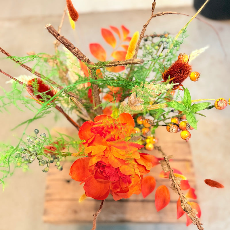"Flammernes Favntag" – Halloweenbuket med tørrede blomster i orange og blodrød