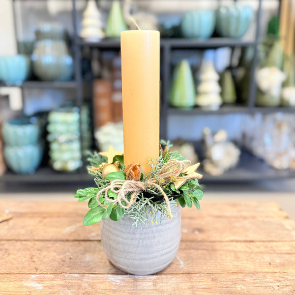 Juledekoration med guldtone lys – naturinspireret og håndbundet