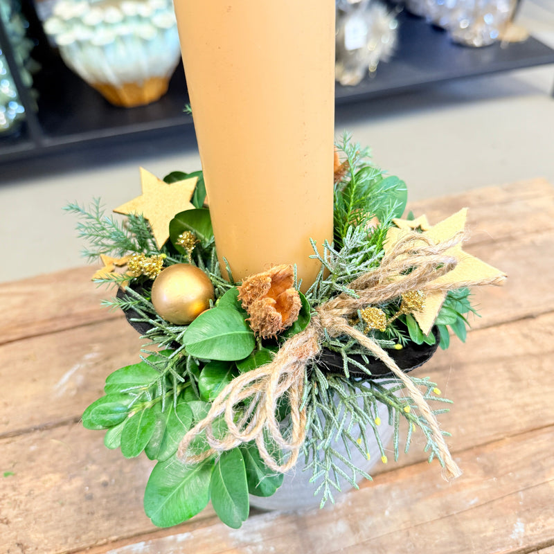 Juledekoration med guldtone lys – naturinspireret og håndbundet