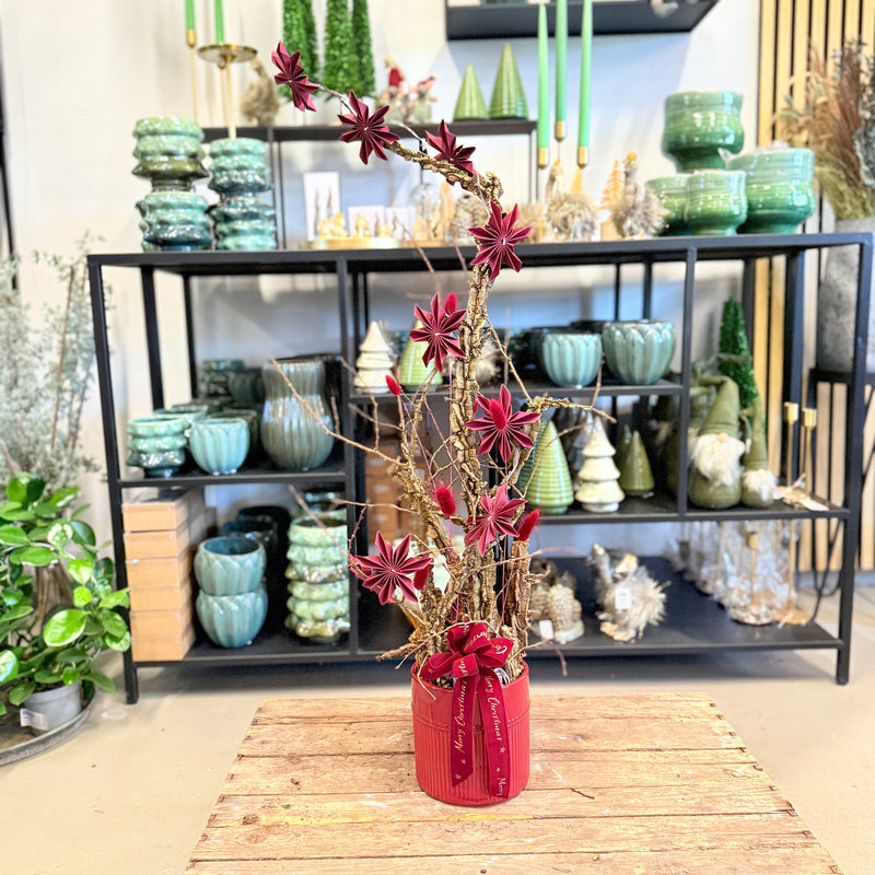 Juledekoration i rød krukke med LED-lys – elegant og moderne julestemning