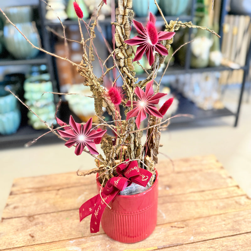 Juledekoration i rød krukke med LED-lys – elegant og moderne julestemning