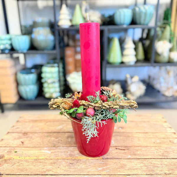 Juledekoration i rød potte med bark og rødt lys – klassisk og naturlig julestemning