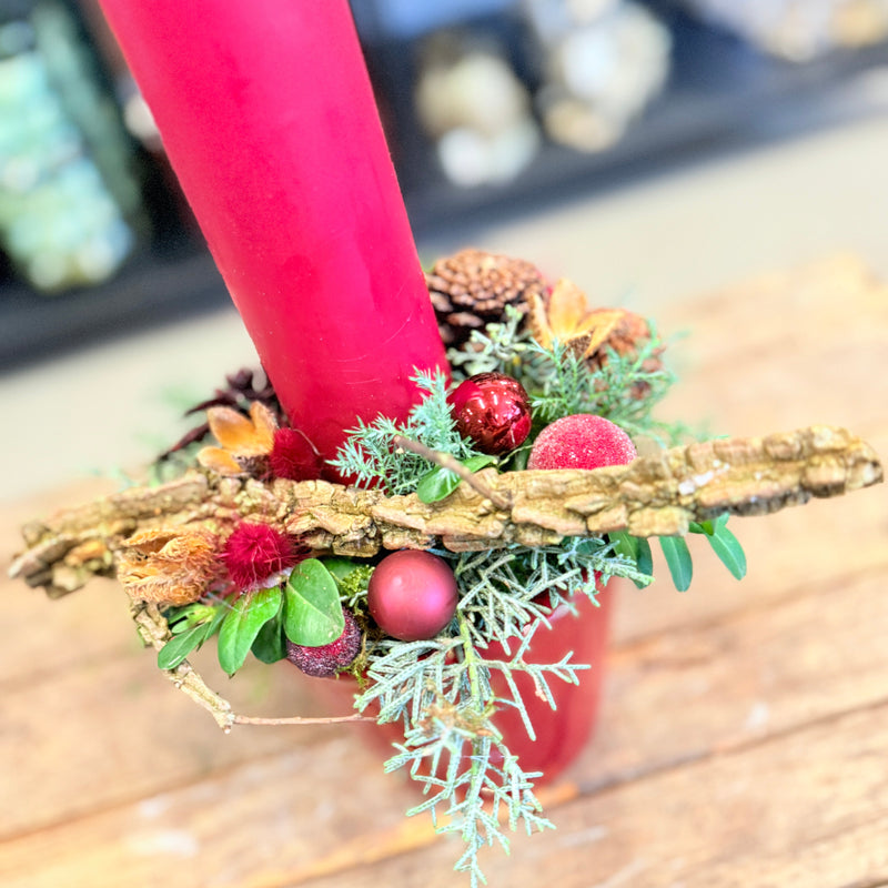 Juledekoration i rød potte med bark og rødt lys – klassisk og naturlig julestemning