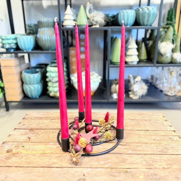 Adventsdekoration i metalring – moderne og enkel med røde lys