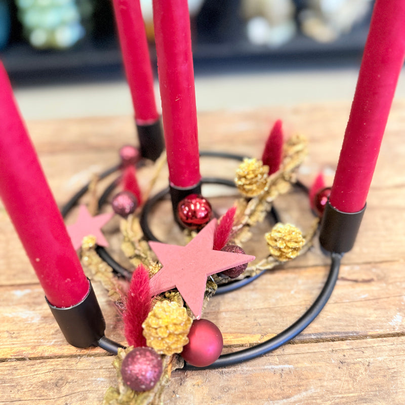 Adventsdekoration i metalring – moderne og enkel med røde lys