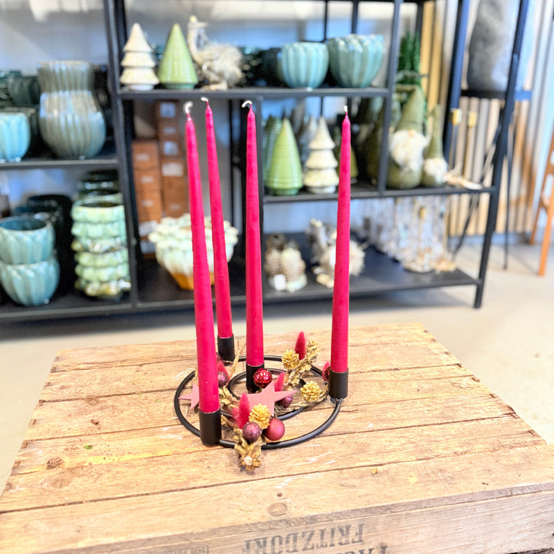 Adventsdekoration i metalring – moderne og enkel med røde lys