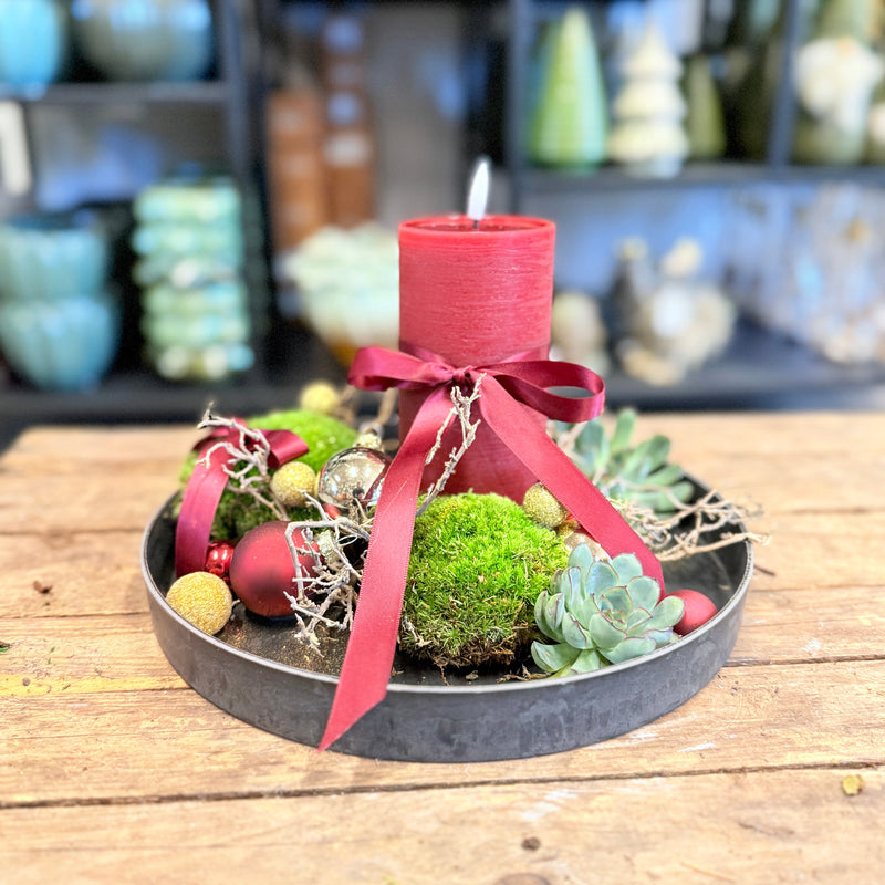 Juledekoration på fad med mos og LED-lys – moderne natur og klassisk hygge