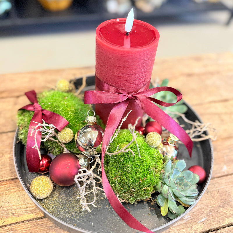 Juledekoration på fad med mos og LED-lys – moderne natur og klassisk hygge