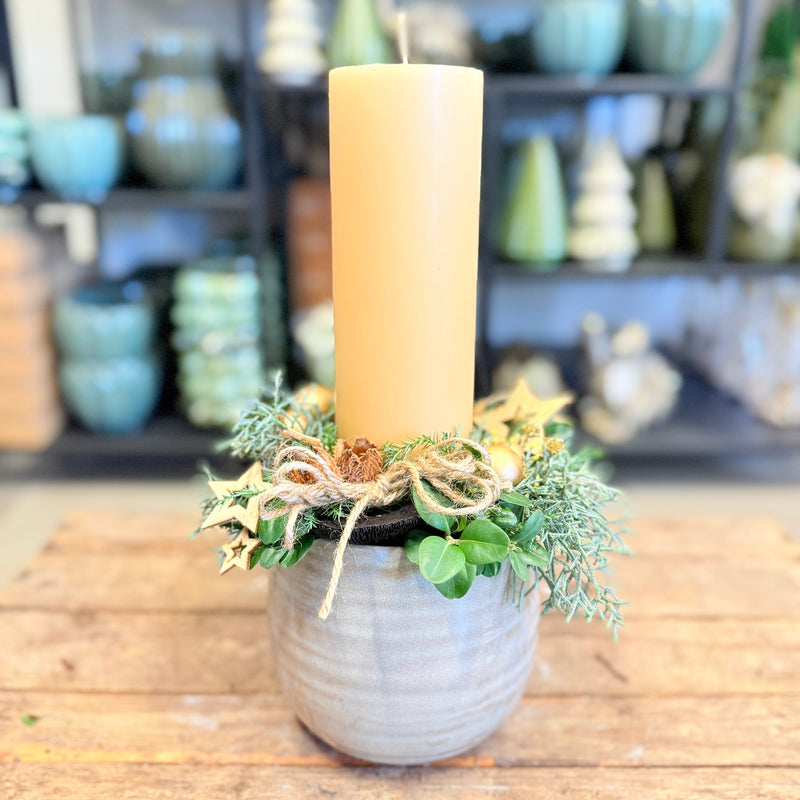 Juledekoration med gyldent lys i grå krukke – nordisk elegance og varme toner