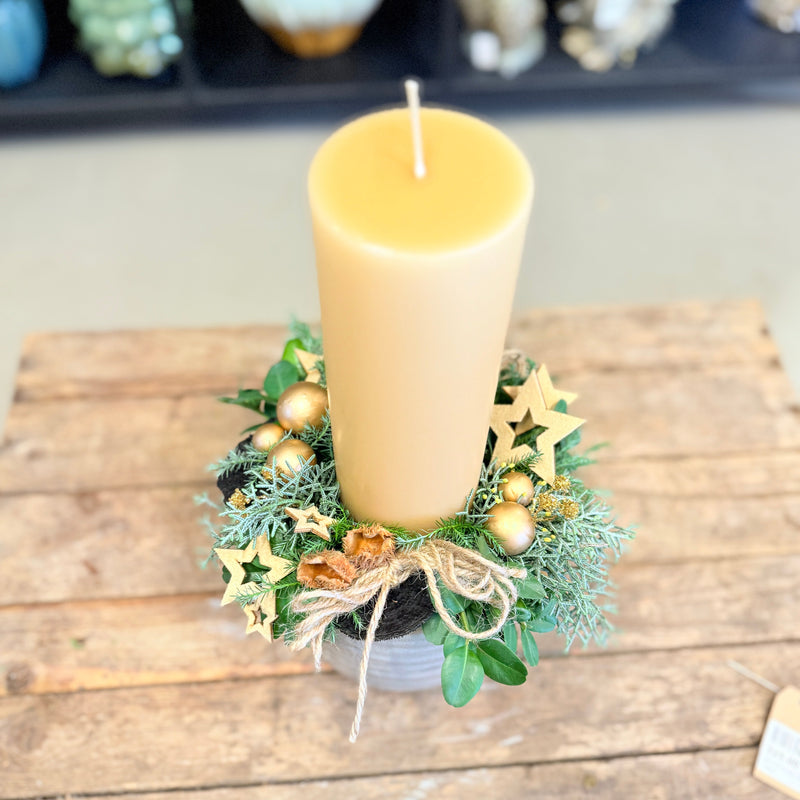 Juledekoration med gyldent lys i grå krukke – nordisk elegance og varme toner