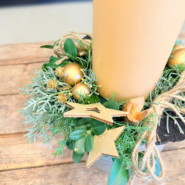 Juledekoration med gyldent lys i grå krukke – nordisk elegance og varme toner