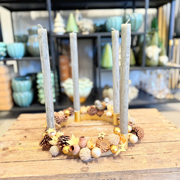 Adventsring i gyldne nuancer – natur, ro og julestemning