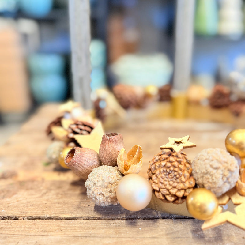 Adventsring i gyldne nuancer – natur, ro og julestemning