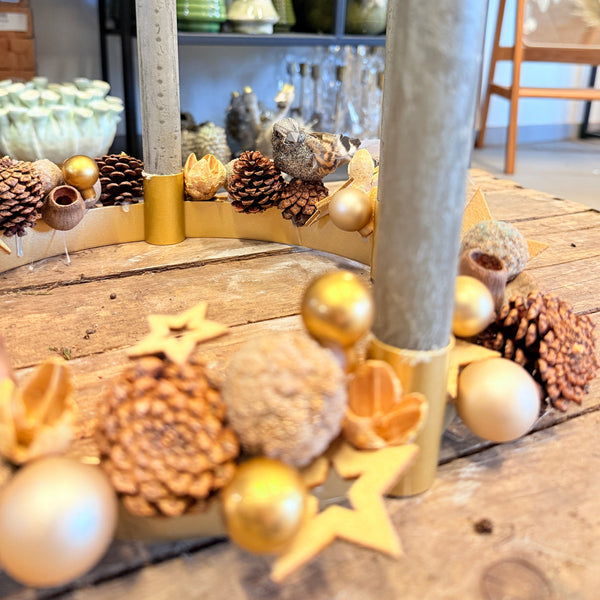 Adventsring i gyldne nuancer – natur, ro og julestemning