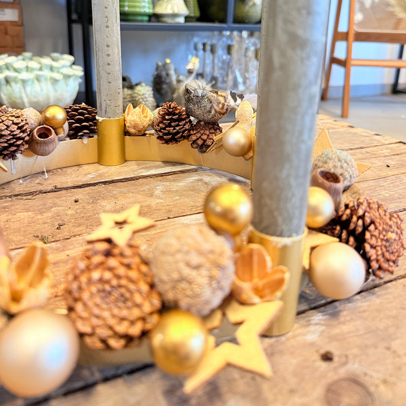 Adventsring i gyldne nuancer – natur, ro og julestemning