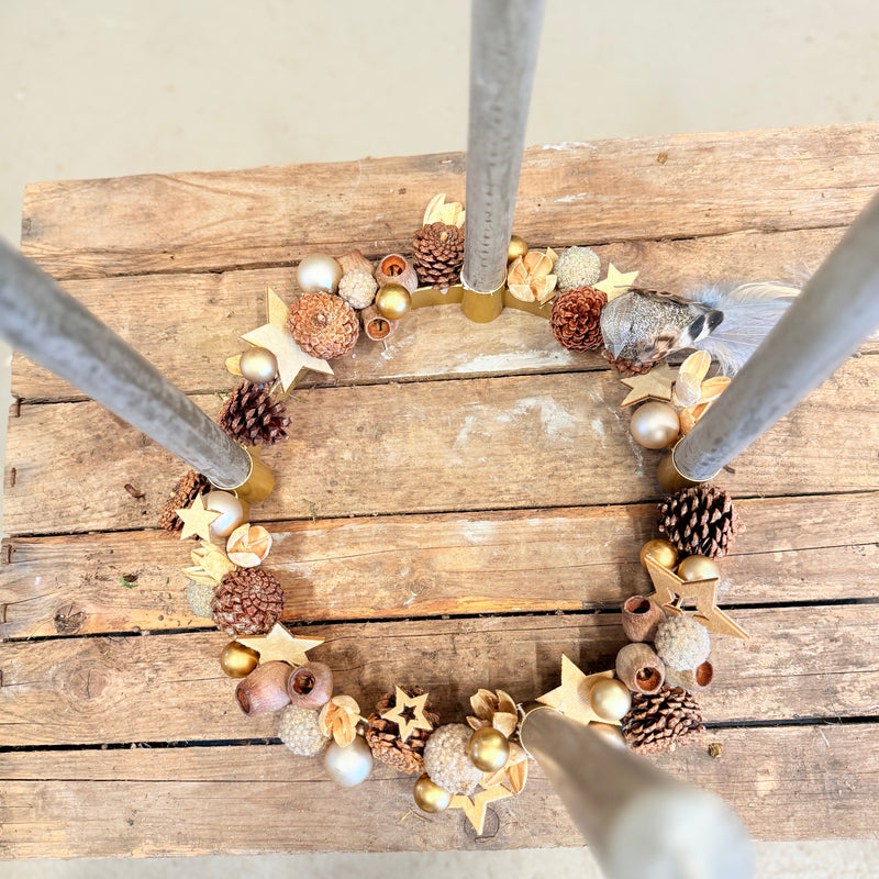 Adventsring i gyldne nuancer – natur, ro og julestemning