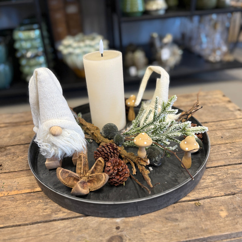 Julebakke med LED-lys og nisser – natur og nordisk hygge