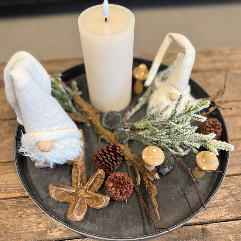 Julebakke med LED-lys og nisser – natur og nordisk hygge