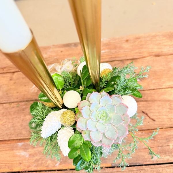 Juledekoration med sukkulent og gulddetaljer – elegant og naturlig