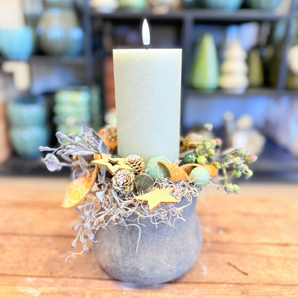 Juledekoration i støvet grøn og guld – elegant vinterstemning