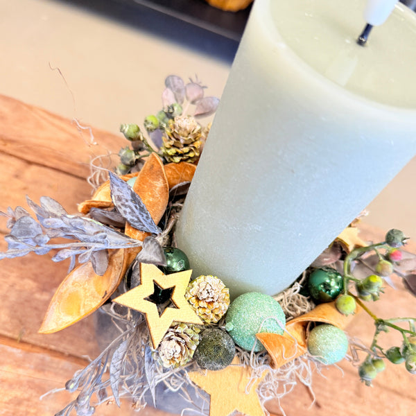 Juledekoration i støvet grøn og guld – elegant vinterstemning