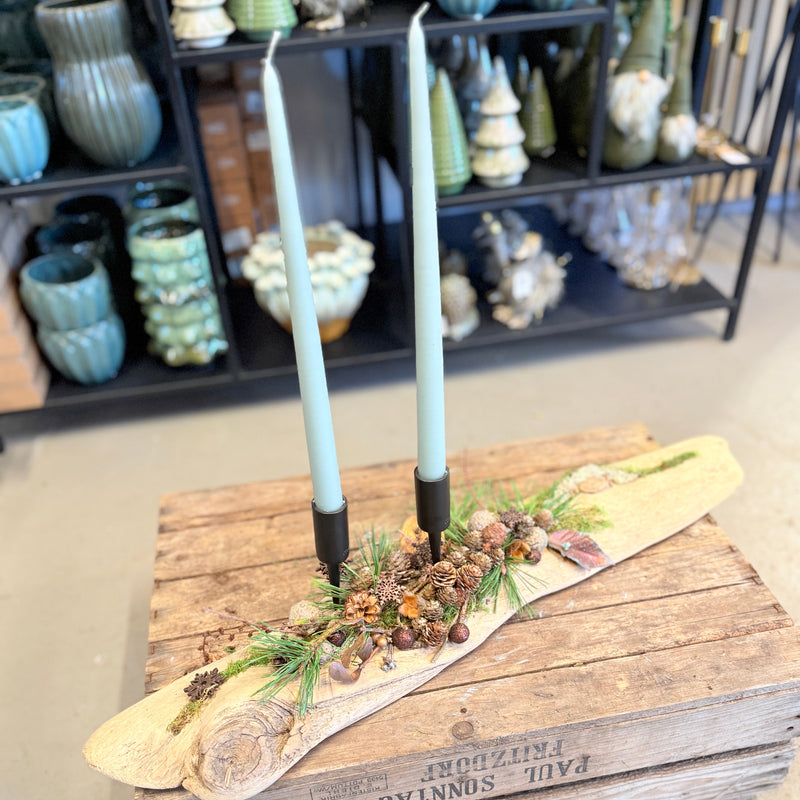 Naturinspireret juledekoration på træ – med to lys