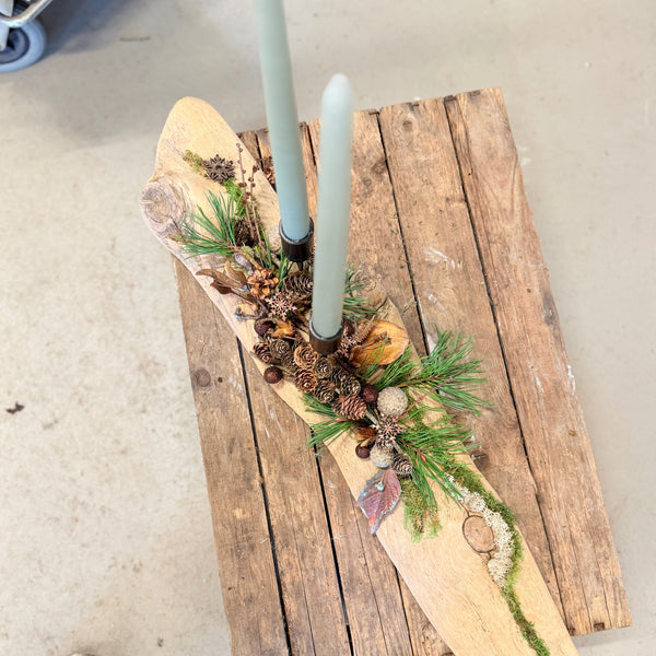 Naturinspireret juledekoration på træ – med to lys