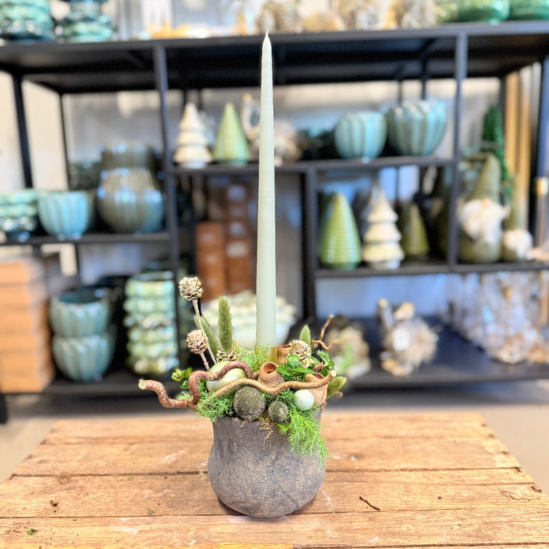 Naturdekoration i grå potte med ét lys