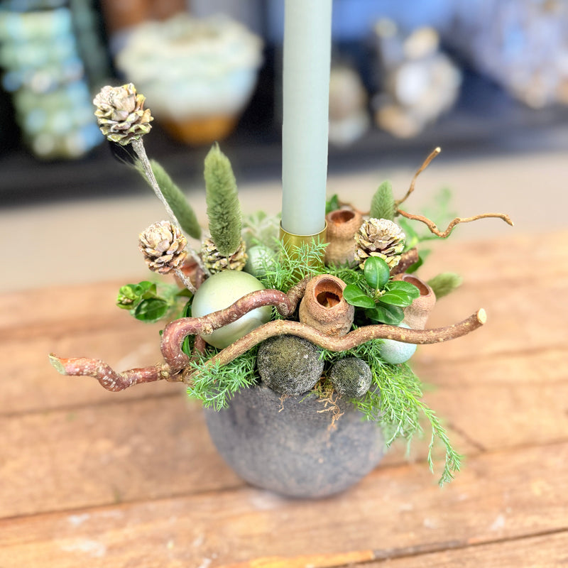 Naturdekoration i grå potte med ét lys