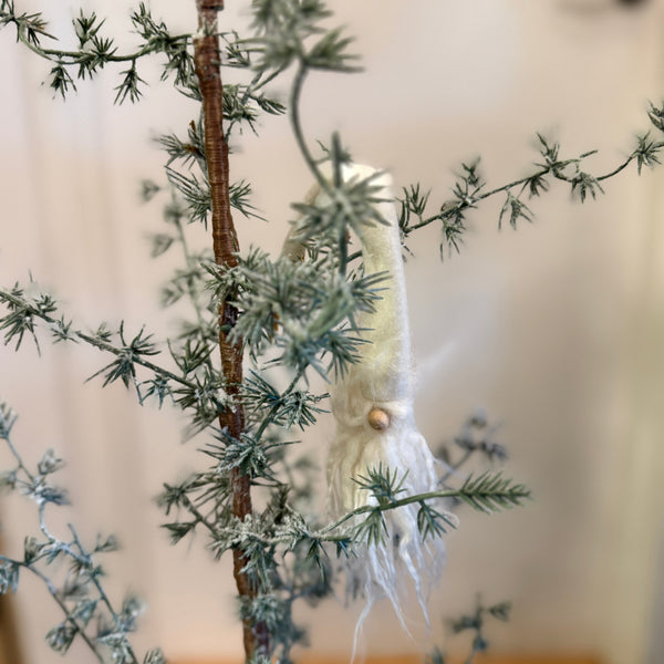 Kunstigt juletræ med 2 hvide nisser