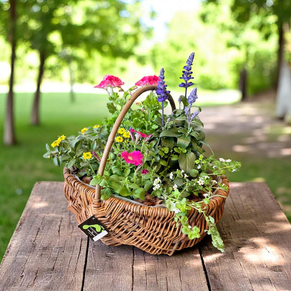 Sommerkurv med farverige blomster – klar til at glæde