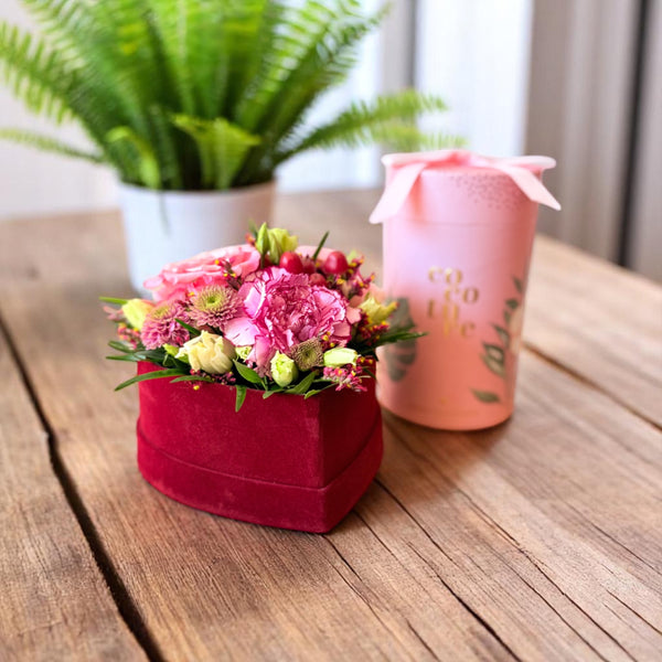 Mors Dags gave med blomsterhjerte & chokolade fra Cocoture