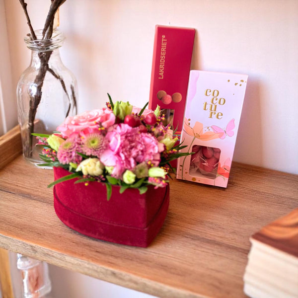 Mors Dags gave med blomster, chokolade & lakrids