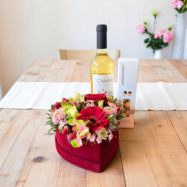 Mors Dags gave med stort blomsterhjerte, vin & lakrids