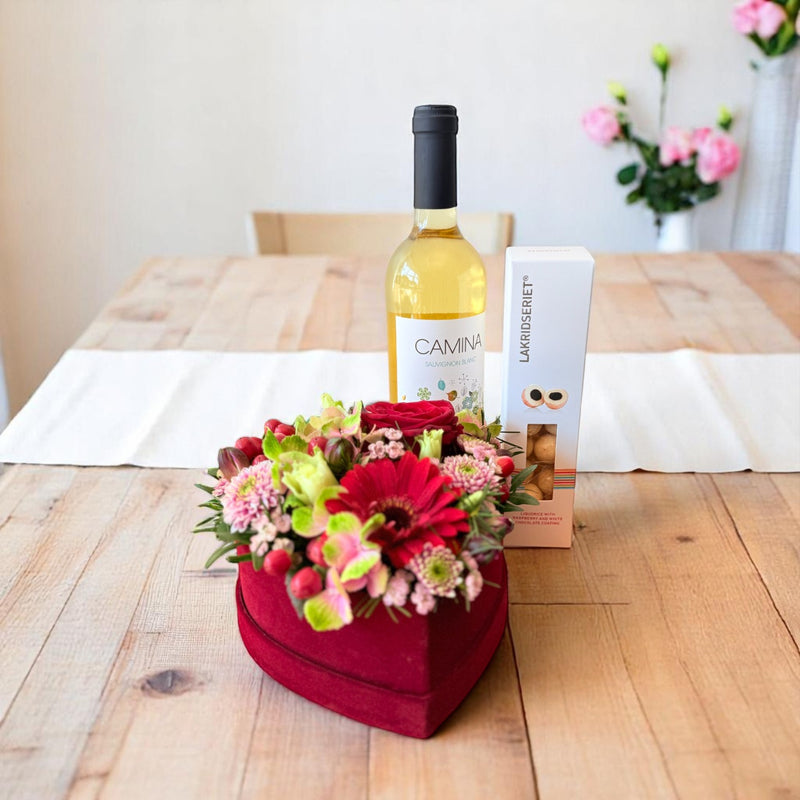 Mors Dags gave med stort blomsterhjerte, vin & lakrids