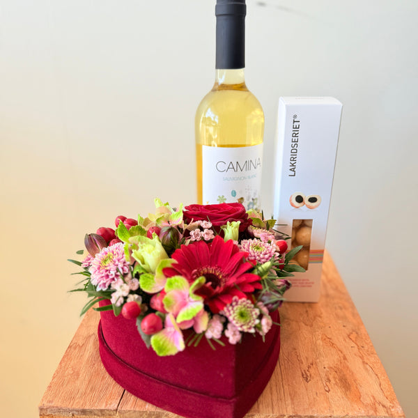 Mors Dags gave med stort blomsterhjerte, vin & lakrids